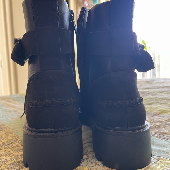 UGG Boots - Picture 4 of 9